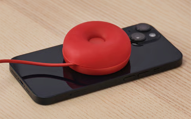 شارژر وایرلس ایکیا شبیه دونات می باشد